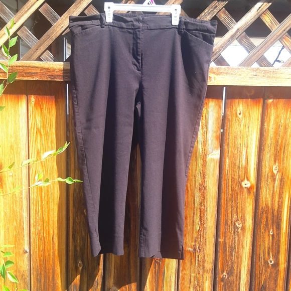 Michel Studio Black Stretch Capris - Picture 1 of 8